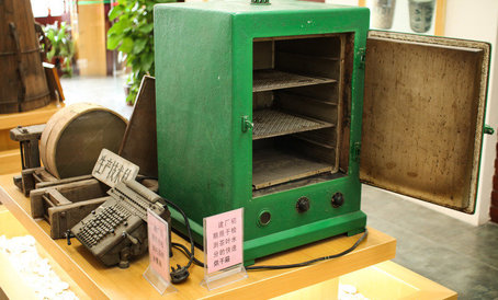 Шкаф ускоренной сушки, использовавшийся на начальном этапе работы завода для контроля влаги в чайных листьях. Один из первых автоклавов для прогрева и сушки чая. Процесс, протекающий в этом агрегате, называется Хун Ган.